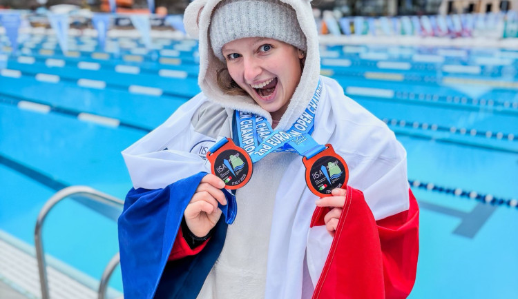FOTO: Sama vyrazila do Skandinávie plavat v ledové vodě. Andrea Klementová má řadu medailí