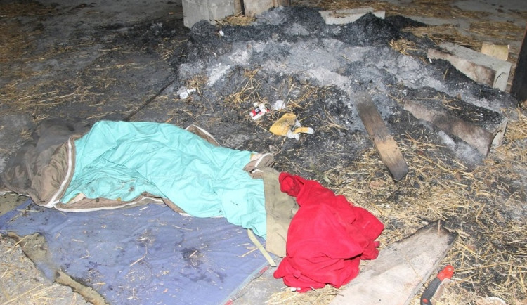 Opuštěná stavba na odlehlém místě sloužila recidivistovi jako úkryt i sklad kradených věcí. Foto: Policie ČR