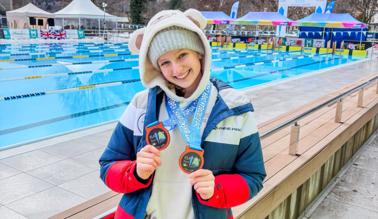 FOTO: Sama vyrazila do Skandinávie plavat v ledové vodě. Andrea Klementová má řadu medailí
