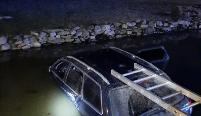 Úterní večer v jezírku. Mladík bez řidičáku skončil s audi ve vodě, zranila se dívka