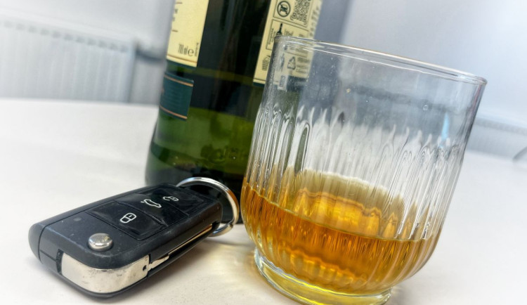 Řidič v Jičíně zaparkoval na středovém ostrůvku, alkoholtester podal vysvětlení