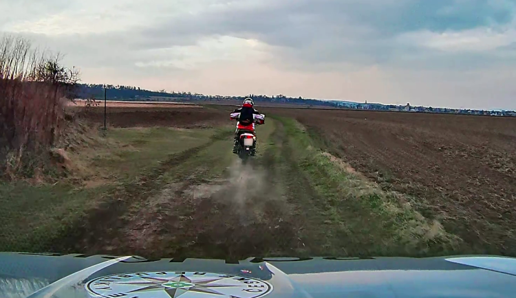 VIDEO: Namol na motorce i v autě. Hazardéra na Hané podruhé dostihli policisté
