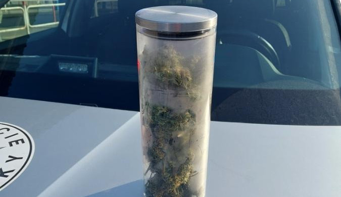 Pod vlivem pervitinu usedl za volant. Policisté při běžné kontrole našli další drogy