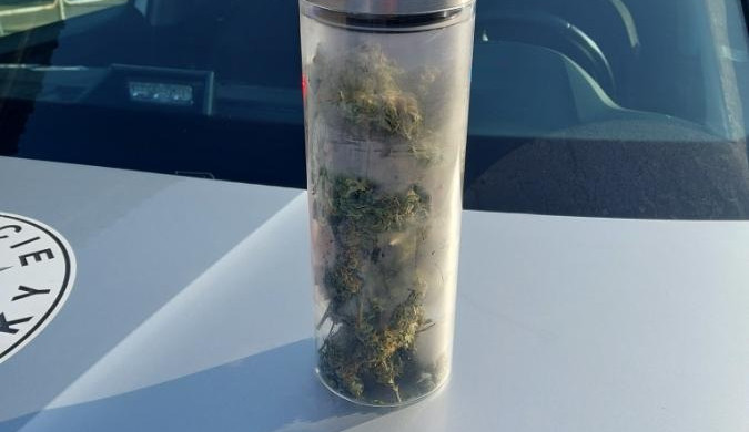 Pod vlivem pervitinu usedl za volant. Policisté při běžné kontrole našli další drogy