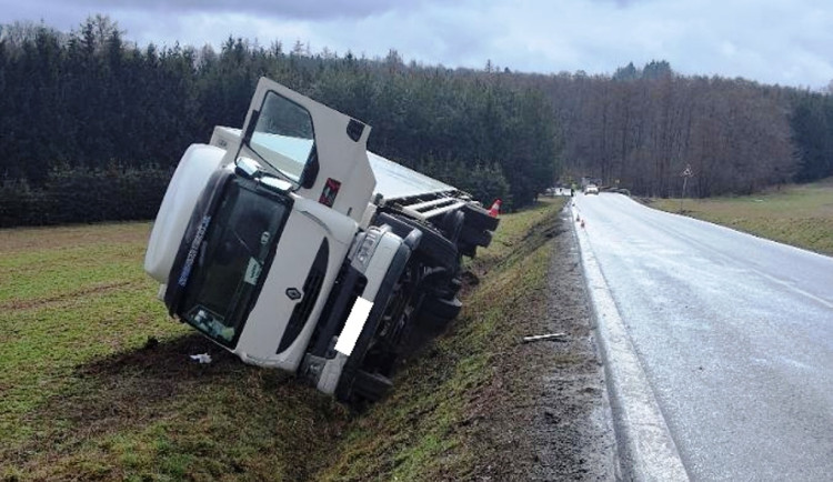 Nehoda náklaďáku uzavřela silnici na Havlíčkobrodsku. Řidič sjel do příkopu