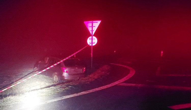 Řidič Fabie popil a boural na kruháči u Jihlavy. Spolujezdce převezli do nemocnice