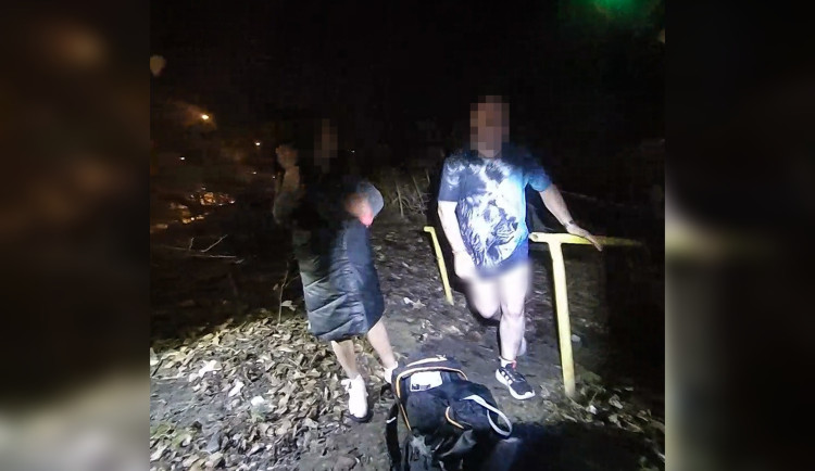 Strážníci načapali v křoví dvojici naprosto in flagranti. Mužovo spodní prádlo viselo na stromě