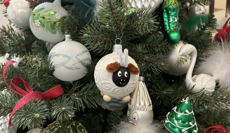 Vánoční ozdoby na jaře? Ve Dvoře je lidé malují s velikonočním motivem