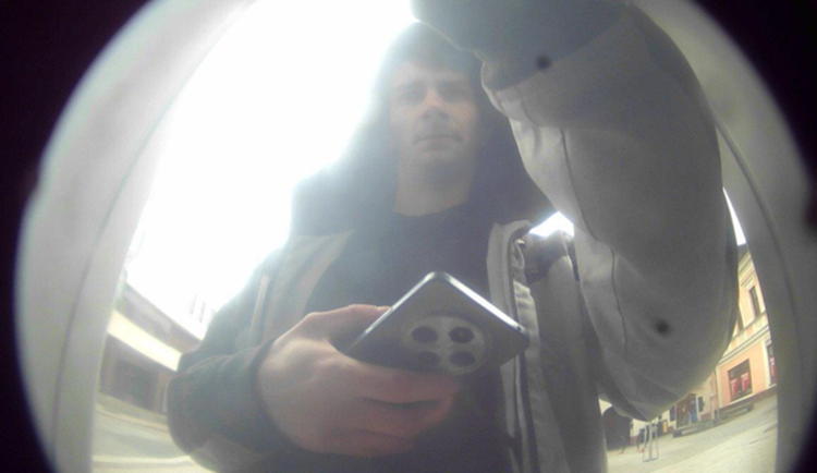 Policisté jsou na stopě podvodníkům. Potřebují vědět, kdo vybíral peníze z bankomatu. Foto: Policie ČR