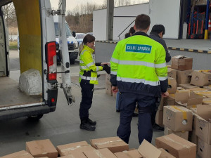 VIDEO: Celníci na Vysočině zadrželi tunu závadného masa. Pár kusů už mělo šedou barvu