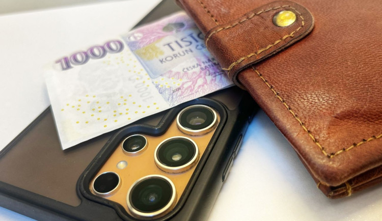 Falešní policisté a bankéři útočí dál, Východočeši přišli o statisíce