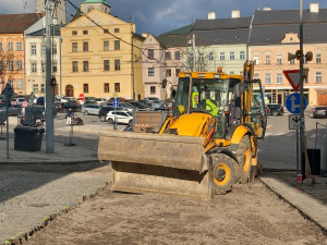 FOTO: Uzavírka na jihlavském náměstí: Dělníci rozebírají dlažbu ve spodní části