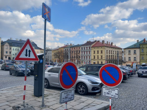 FOTO: Uzavírka na jihlavském náměstí: Dělníci rozebírají dlažbu ve spodní části