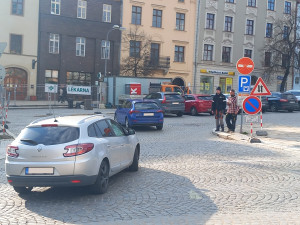 FOTO: Uzavírka na jihlavském náměstí: Dělníci rozebírají dlažbu ve spodní části