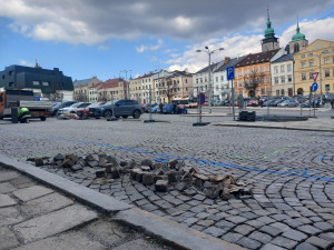 FOTO: Uzavírka na jihlavském náměstí: Dělníci rozebírají dlažbu ve spodní části