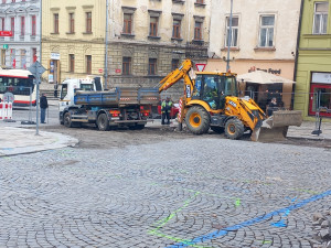 FOTO: Uzavírka na jihlavském náměstí: Dělníci rozebírají dlažbu ve spodní části