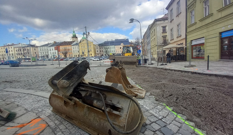 Uzavírka na jihlavském náměstí: Dělníci rozebírají dlažební kostky ve spodní části