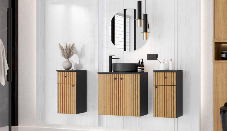 Praktická koupelna: levné skříňky a umyvadlo se skříňkou jako základ