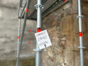 FOTO: Na dominantě Jihlavy roste lešení. Opravy Brány Matky Boží tak brzy začnou