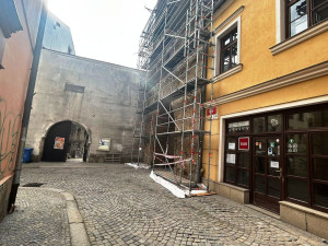 FOTO: Na dominantě Jihlavy roste lešení. Opravy Brány Matky Boží tak brzy začnou