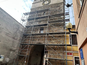 FOTO: Na dominantě Jihlavy roste lešení. Opravy Brány Matky Boží tak brzy začnou