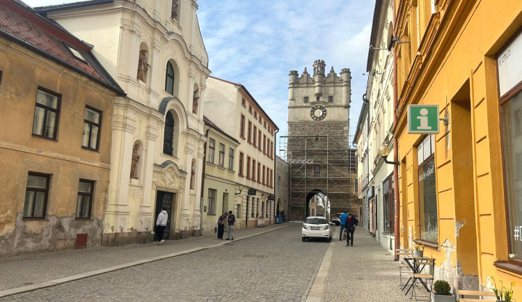 Na dominantě Jihlavy roste lešení. Opravy Brány Matky Boží tak brzy začnou