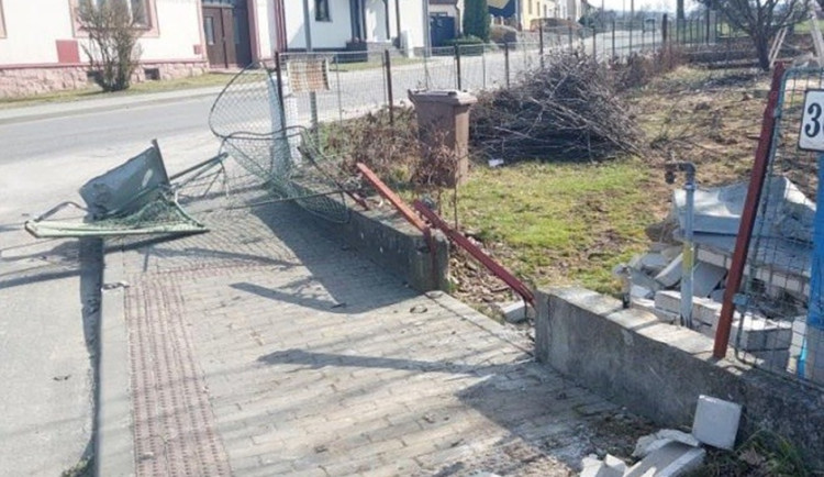 Řidič nákladního auta v Batelově vyjel na chodník, porazil plot a plynovou přípojku. Foto: Policie ČR