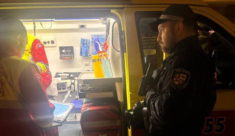 Chtěla si uprostřed noci objednat jídlo, byla ale zmatená. Seniorce pomohli strážníci. Foto: Městská policie Jihlava