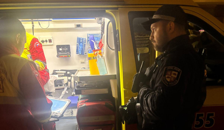 Chtěla si uprostřed noci objednat jídlo, byla ale zmatená. Seniorce pomohli strážníci