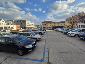 Parkování v Jihlavě XXX: Za Snahou je pořád místa dost, je potřeba sledovat značky