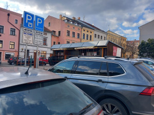 Parkování v Jihlavě XXX: Za Snahou je pořád místa dost, je potřeba sledovat značky