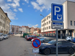 Parkování v Jihlavě XXX: Za Snahou je pořád místa dost, je potřeba sledovat značky