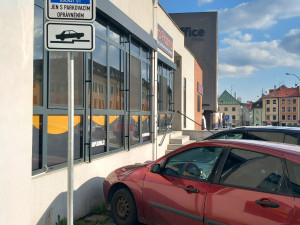 Parkování v Jihlavě XXX: Za Snahou je pořád místa dost, je potřeba sledovat značky