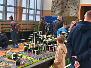 VIDEO: Děti dnes jdou do školy s radostí. Festival kostek láká malé i velké