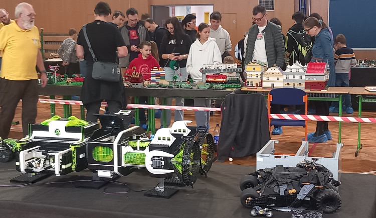 VIDEO: Děti dnes jdou do školy s radostí. Festival kostek láká malé i velké