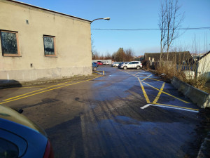 Bezplatné parkoviště u Jihlavanu nově se žlutými kříži. Kvůli průjezdnosti, říká magistrát