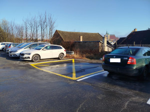 Bezplatné parkoviště u Jihlavanu nově se žlutými kříži. Kvůli průjezdnosti, říká magistrát