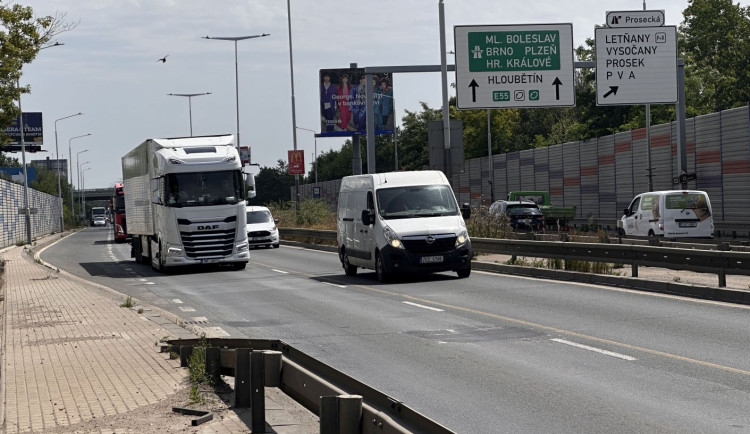 Řidiče čekají komplikace kvůli opravě Kbelské ulice, jezdit se bude virtuálním tunelem