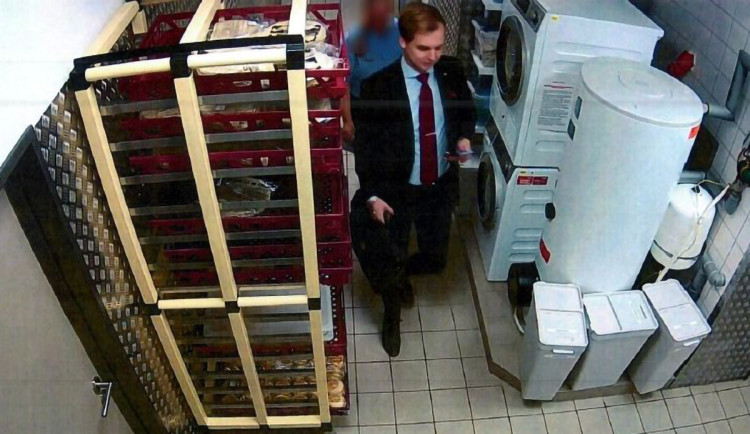 Kdo je muž v obleku? Policisté z Olomouce žádají o pomoc při pátrání