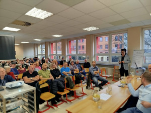 Modré čáry míří i na Bedřichov. Veřejná beseda však byla tentokrát v klidu