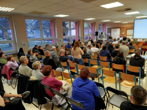 Modré čáry míří i na Bedřichov. Veřejná beseda však byla tentokrát v klidu