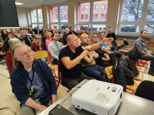 Modré čáry míří i na Bedřichov. Veřejná beseda však byla tentokrát v klidu