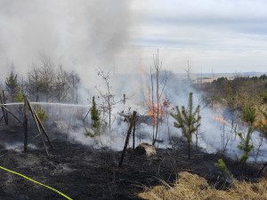 FOTO: U Vyskytné hoří les, hasiči odhadují škodu na pět milionů korun