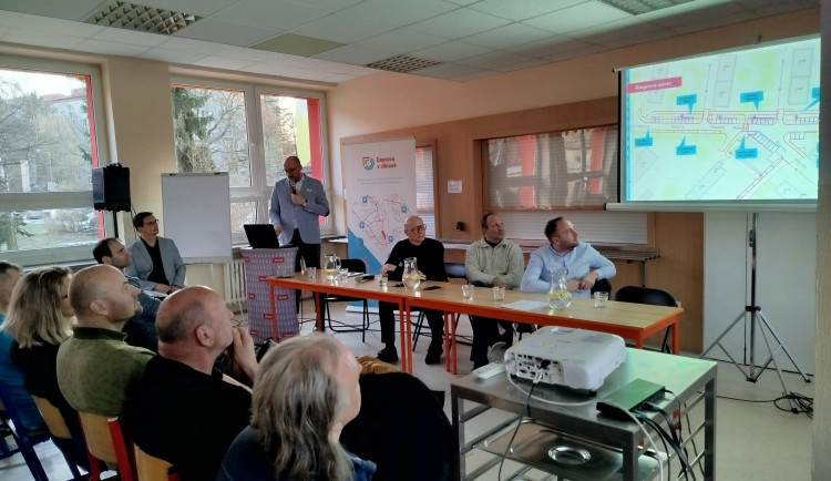 Modré čáry míří i na Bedřichov. Veřejná beseda však byla tentokrát v klidu