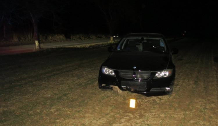 Řidič BMW dostal smyk a skončil na poli. Neměl řidičák a navíc byl opilý. Foto: Policie ČR