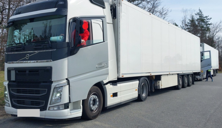 Policisté si opět posvítili na řidiče kamionů. Na dálnici vybrali přes půl milionu. Foto: Policie ČR