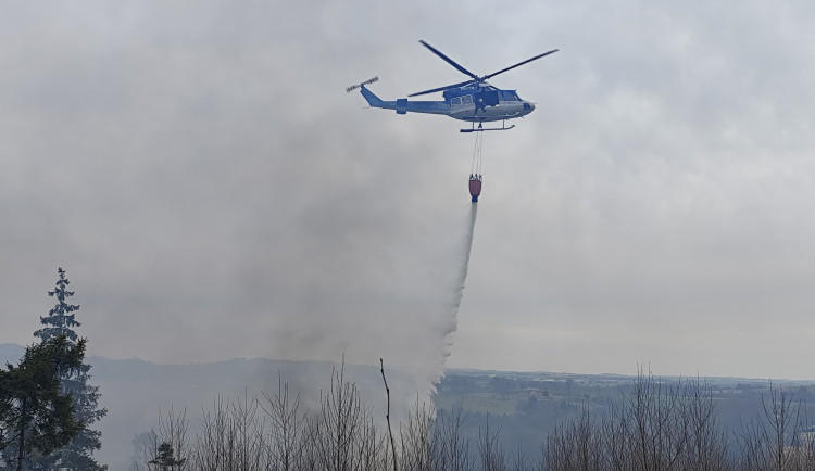 FOTO: U Vyskytné hoří les, hasiči odhadují škodu na pět milionů korun. Foto: HZS Kraje Vysočina