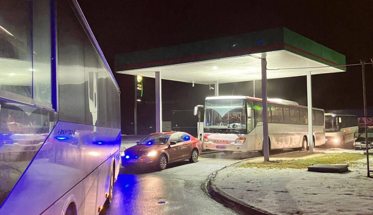 Policie provětrala noční kluby, fabriky i agenturní autobusy. Cílila na cizince