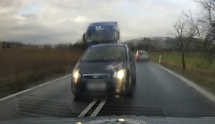 VIDEO: Plná čára ho nezastavila. Muž při předjíždění u Ořechova málem smetl policisty