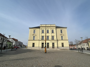 VIDEO: Letní čas v Třešti začne později. Sluneční hodiny se posunou až v úterý